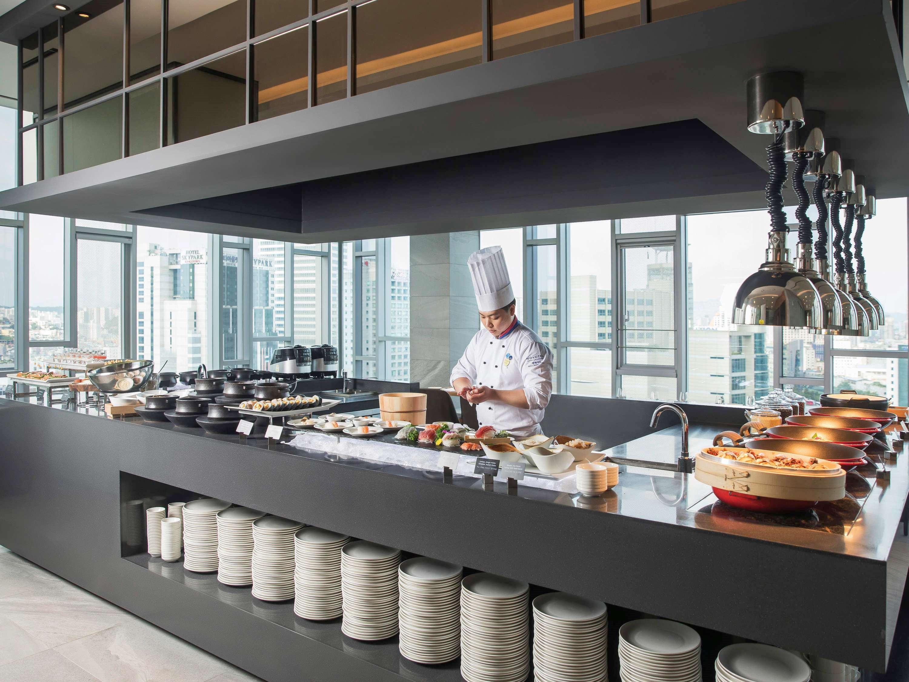 Novotel Ambassador Seoul Dongdaemun Hotels & Residences Exterior photo A live kitchen at a hotel