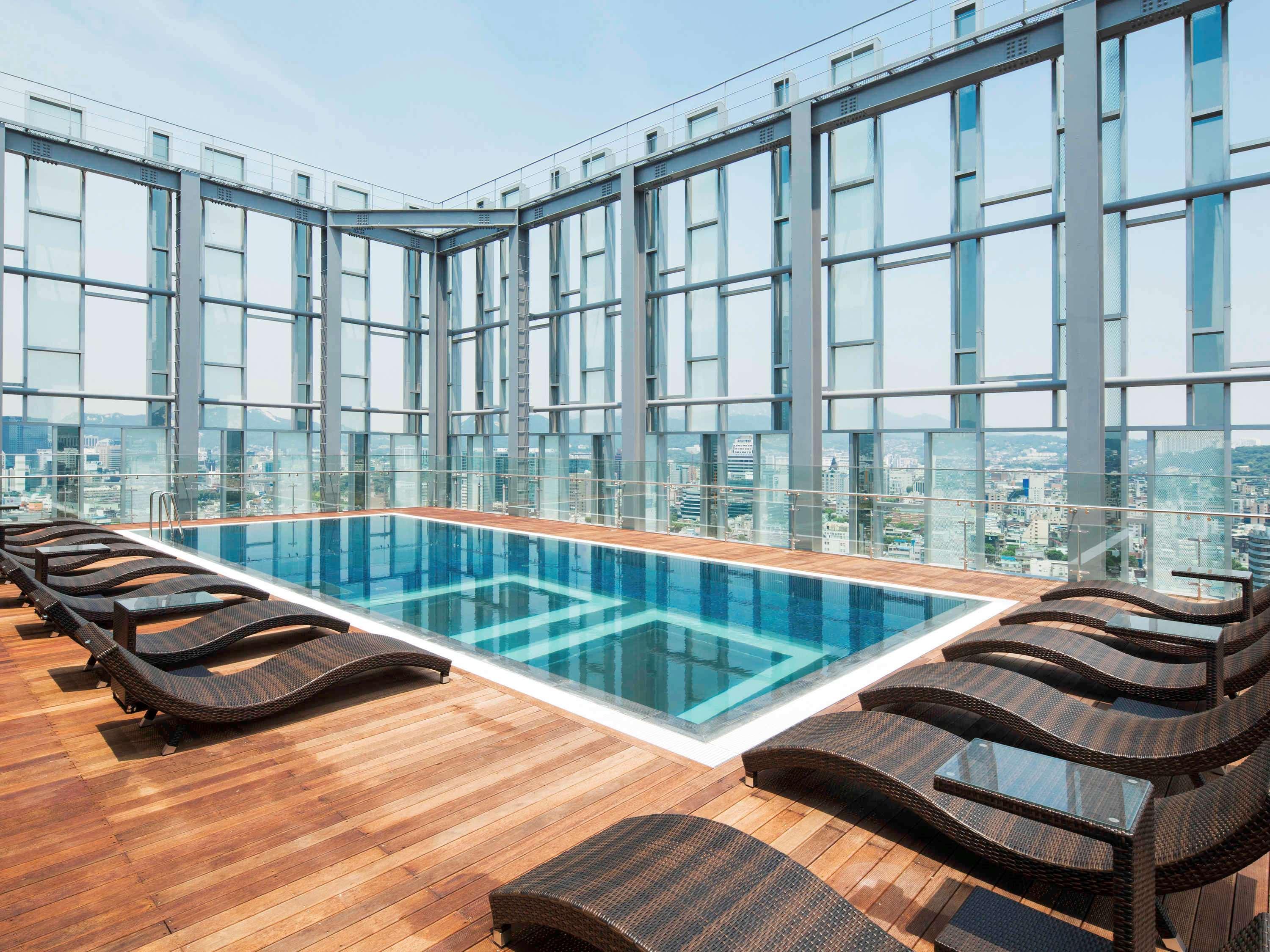 Novotel Ambassador Seoul Dongdaemun Hotels & Residences Exterior photo The pool at the 360° Sky Lounge