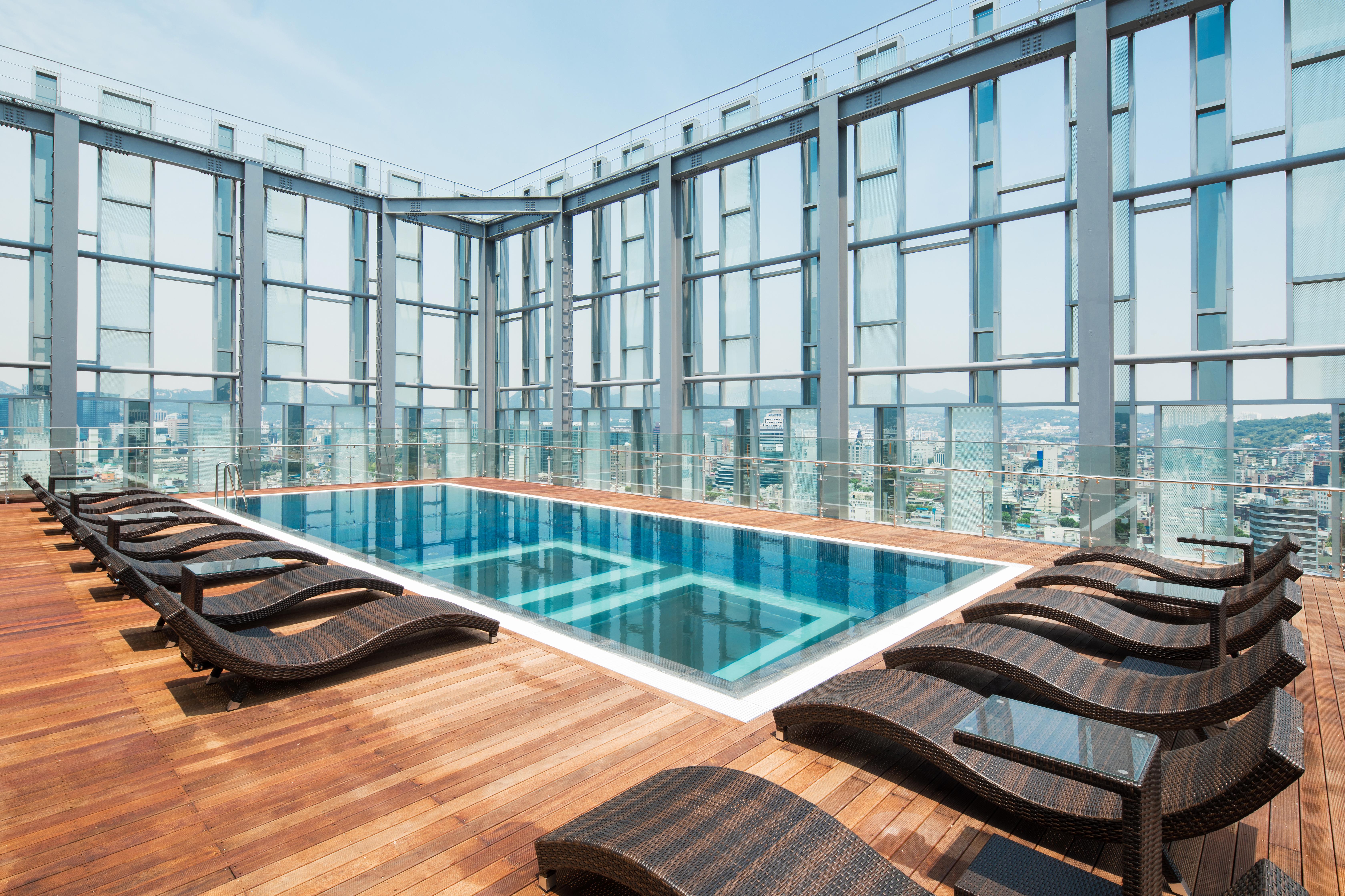 Novotel Ambassador Seoul Dongdaemun Hotels & Residences Exterior photo The pool at the 360° Sky Lounge