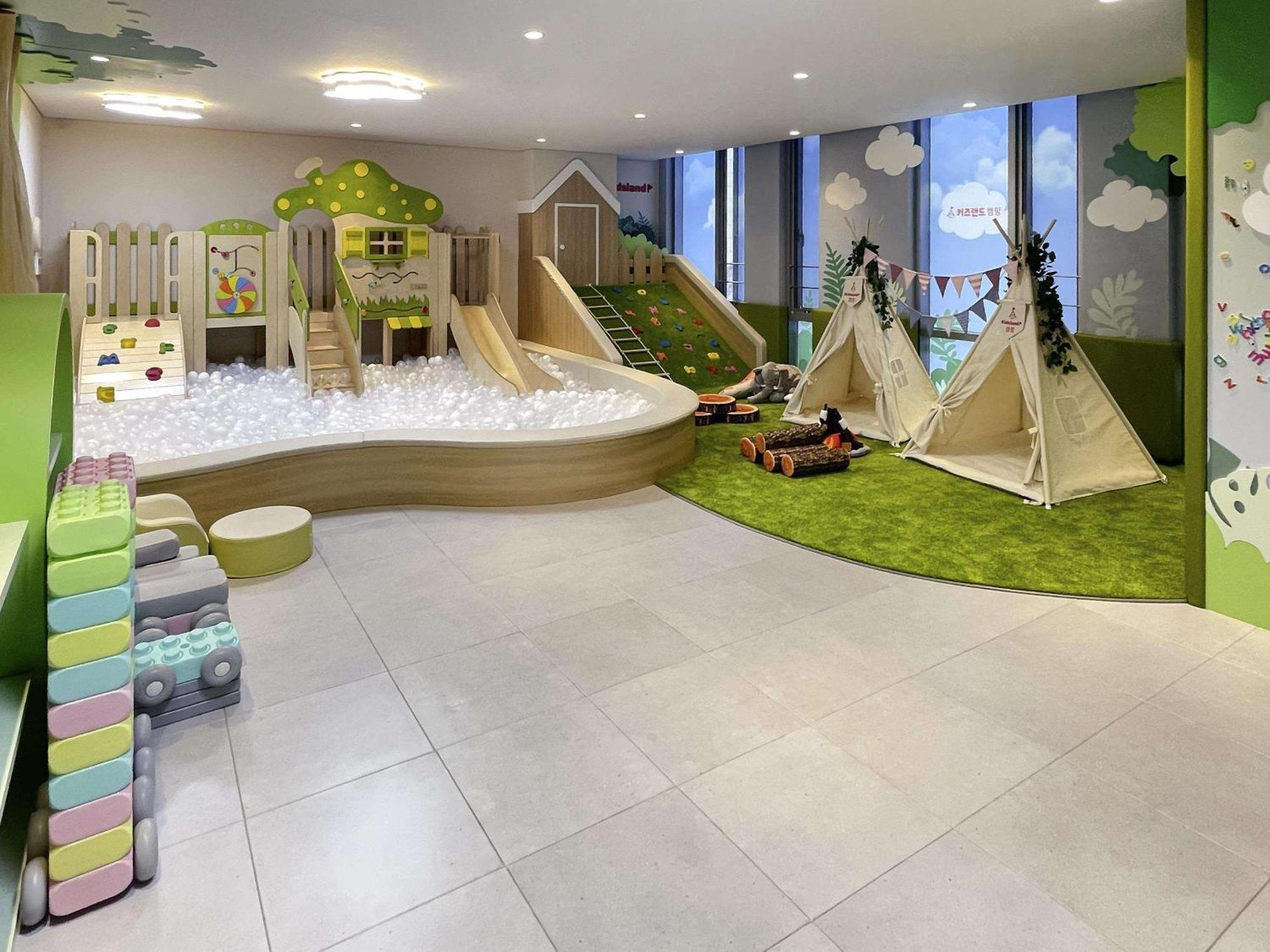 Novotel Ambassador Seoul Dongdaemun Hotels & Residences Exterior photo Indoor playground in Germany