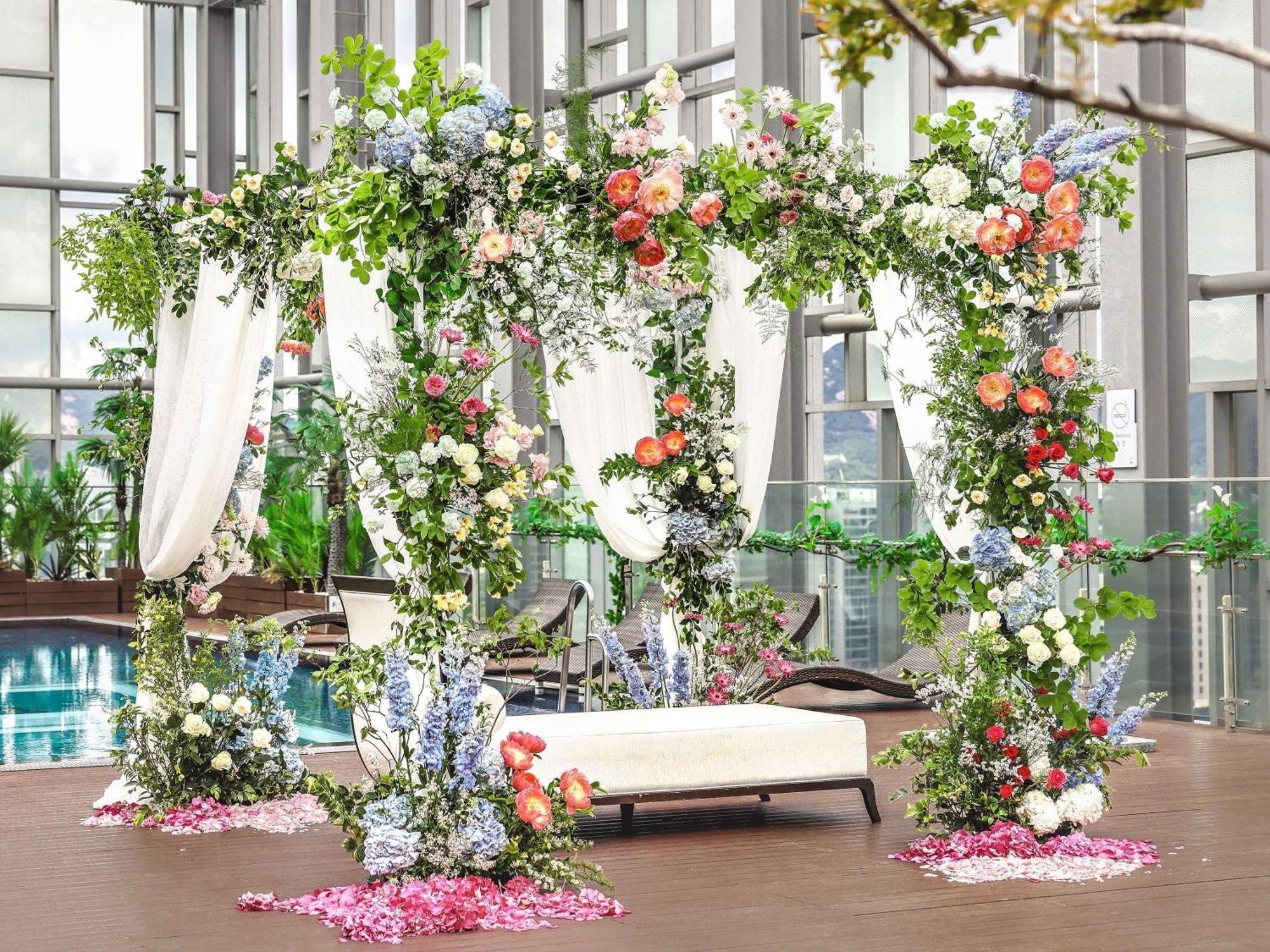 Novotel Ambassador Seoul Dongdaemun Hotels & Residences Exterior photo A floral canopy