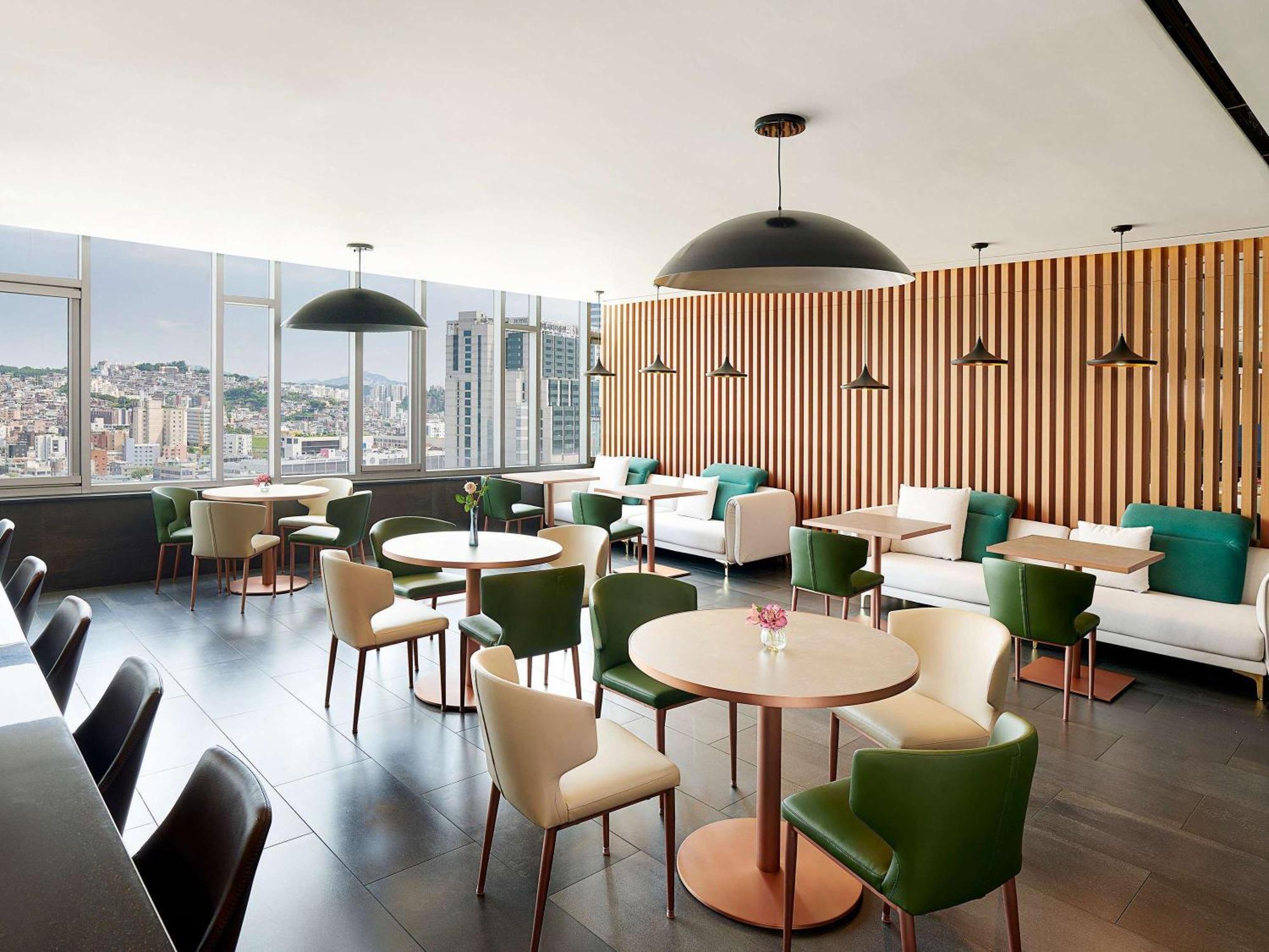 Novotel Ambassador Seoul Dongdaemun Hotels & Residences Exterior photo The Club lounge at San Francisco International Airport